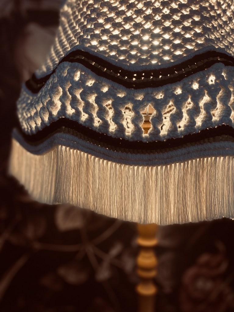 handgefertigte Upcycling Makramee-Stehlampe