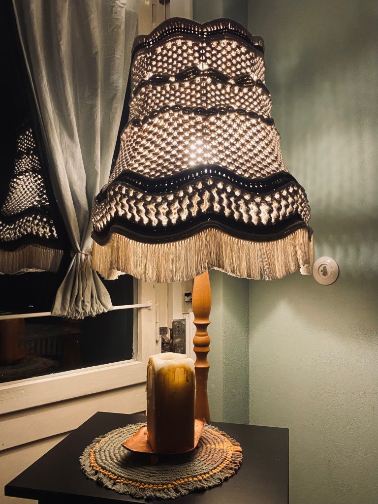 handgefertigte Upcycling Makramee-Stehlampe