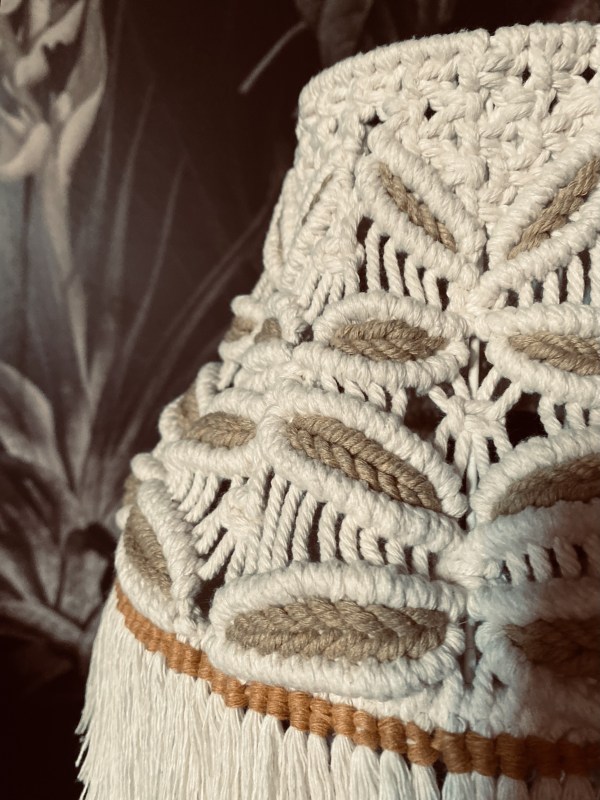 handgefertigte Upcycling Makramee-Hängelampe