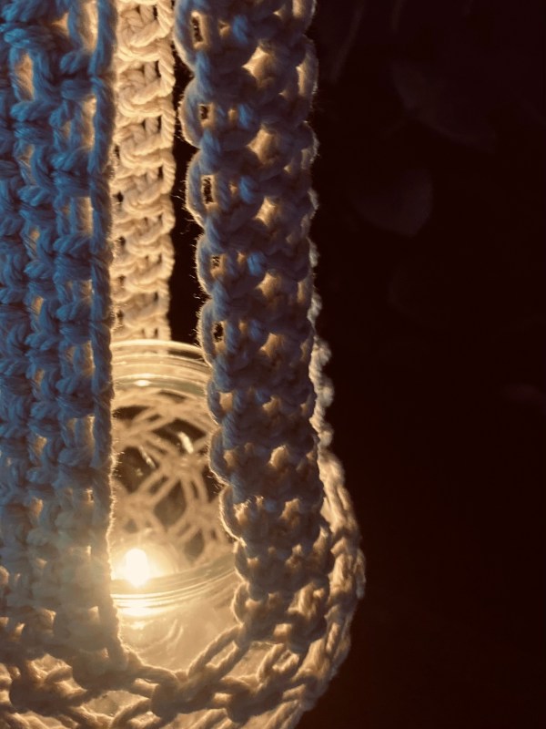 handgefertigtes Lichtspiel/Blumenampel