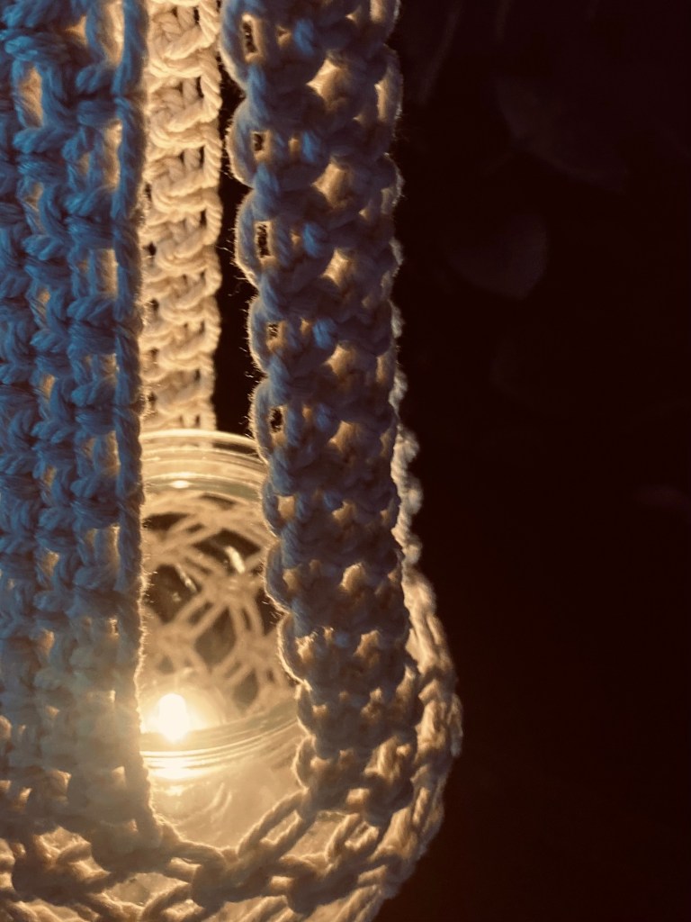 handgefertigtes Lichtspiel/Blumenampel