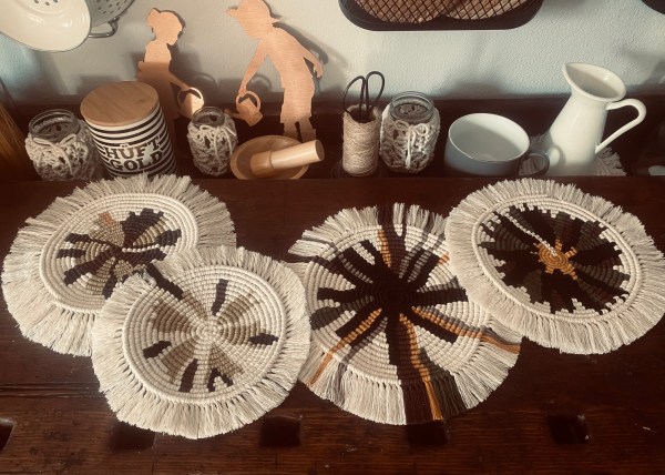 handgeknüpfte Makramee-Untersetzer in verschiedenen Größen