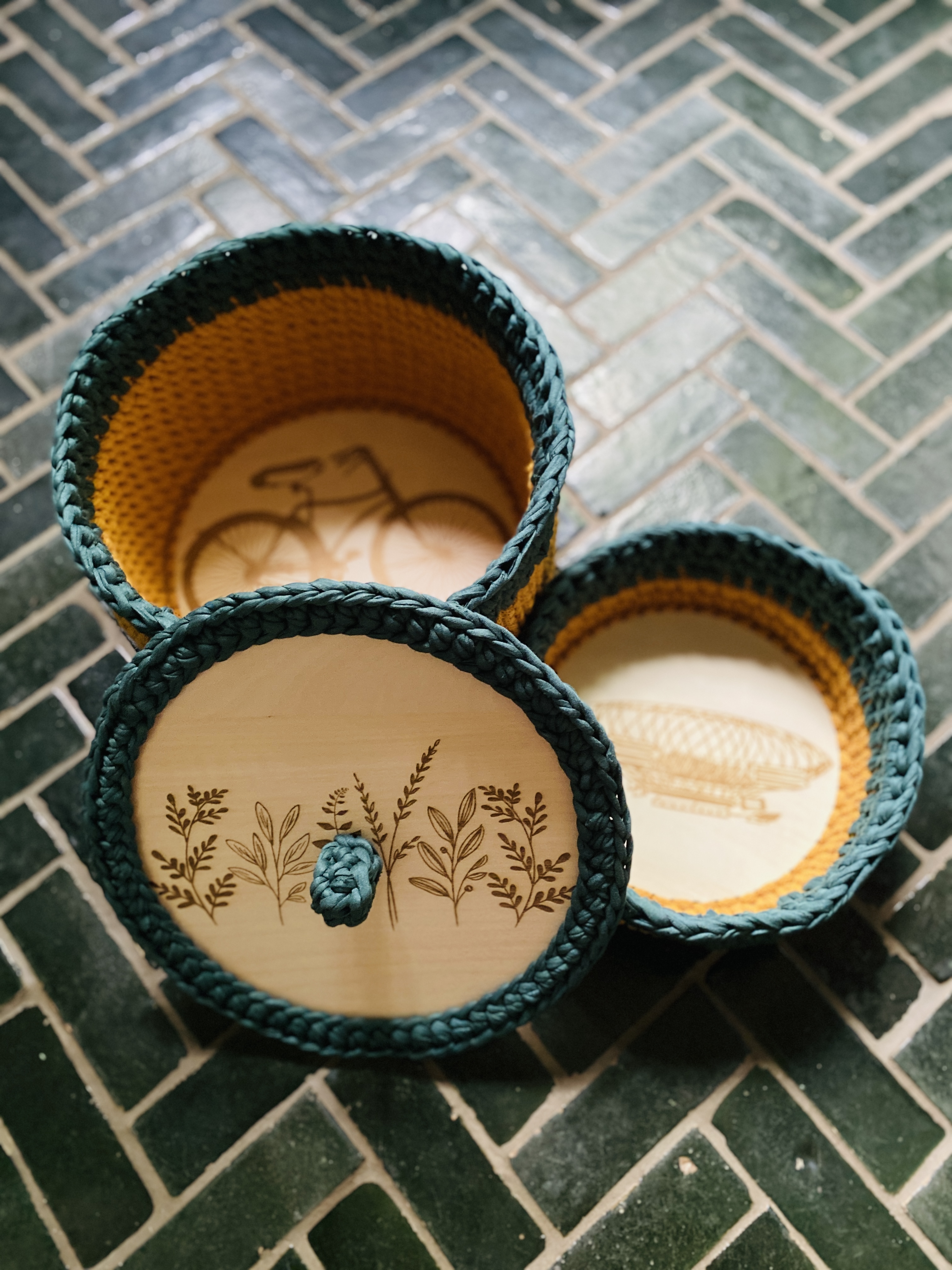 handgemachte Häkelkörbe Boho | gelaserte Holzböden – Bild 1