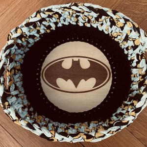 handgemachter Häkelkorb Batman | gelaserter Holzboden