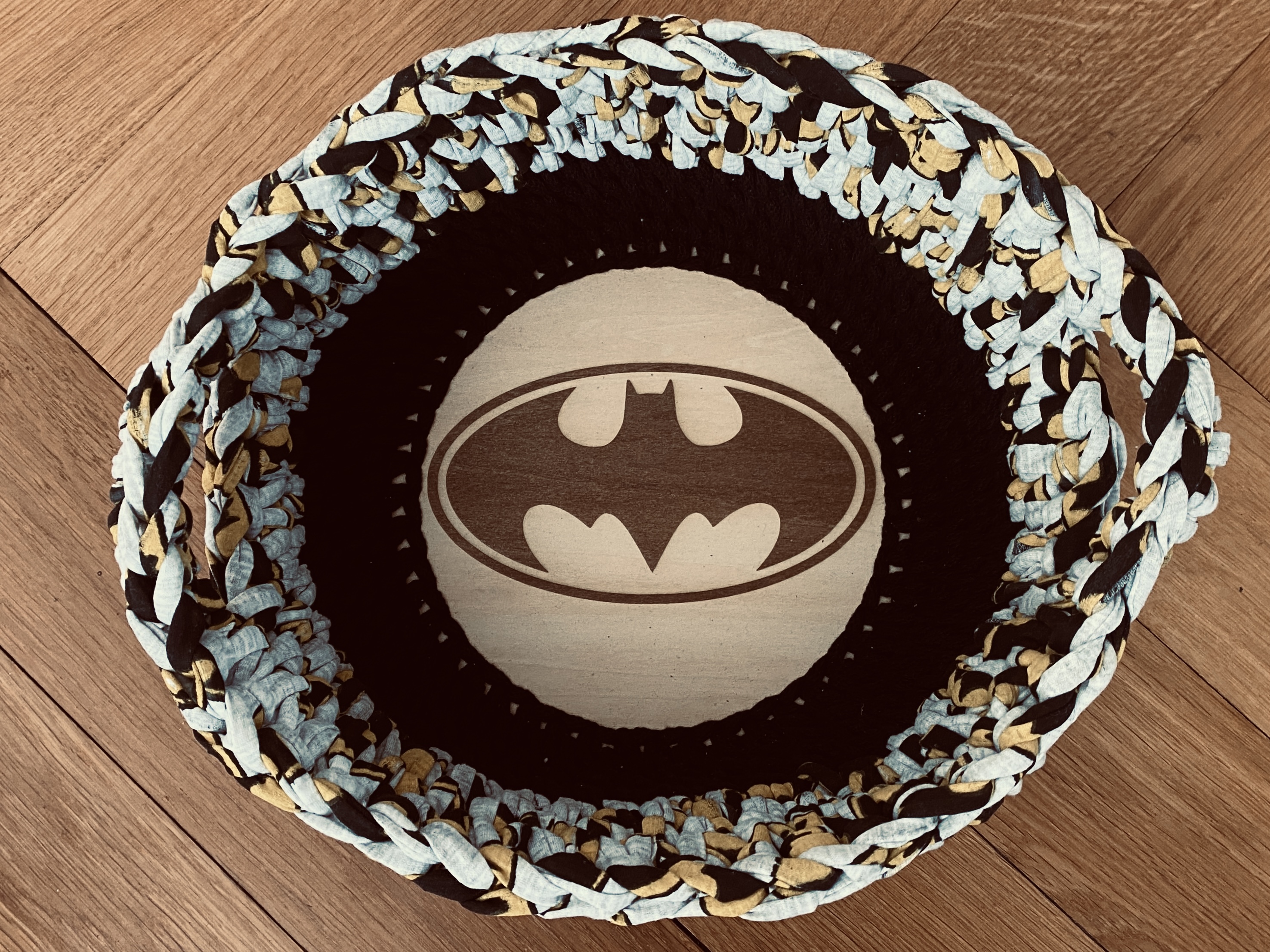 handgemachter Häkelkorb Batman | gelaserter Holzboden – Bild 1
