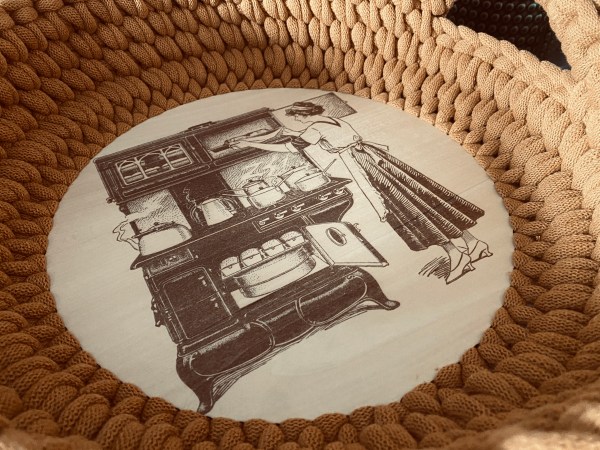 handgemachter Häkelkorb Brotkorb | nostalgisch, gelaserter Holzboden