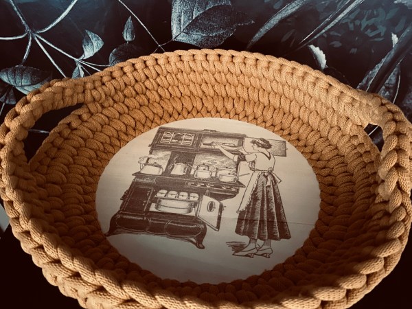 handgemachter Häkelkorb Brotkorb | nostalgisch, gelaserter Holzboden