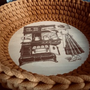 handgemachter Häkelkorb Brotkorb | nostalgisch, gelaserter Holzboden