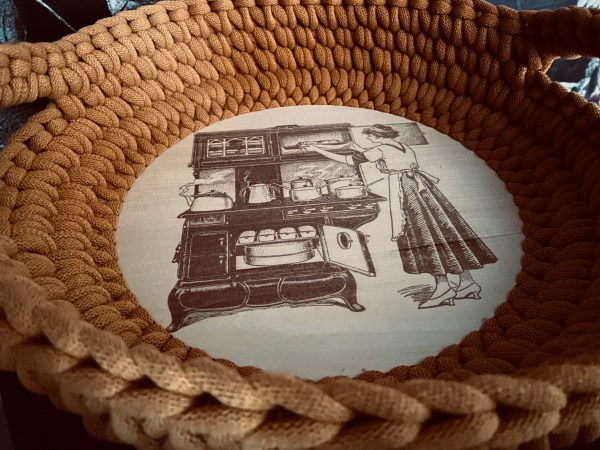 handgemachter Häkelkorb Brotkorb | nostalgisch, gelaserter Holzboden