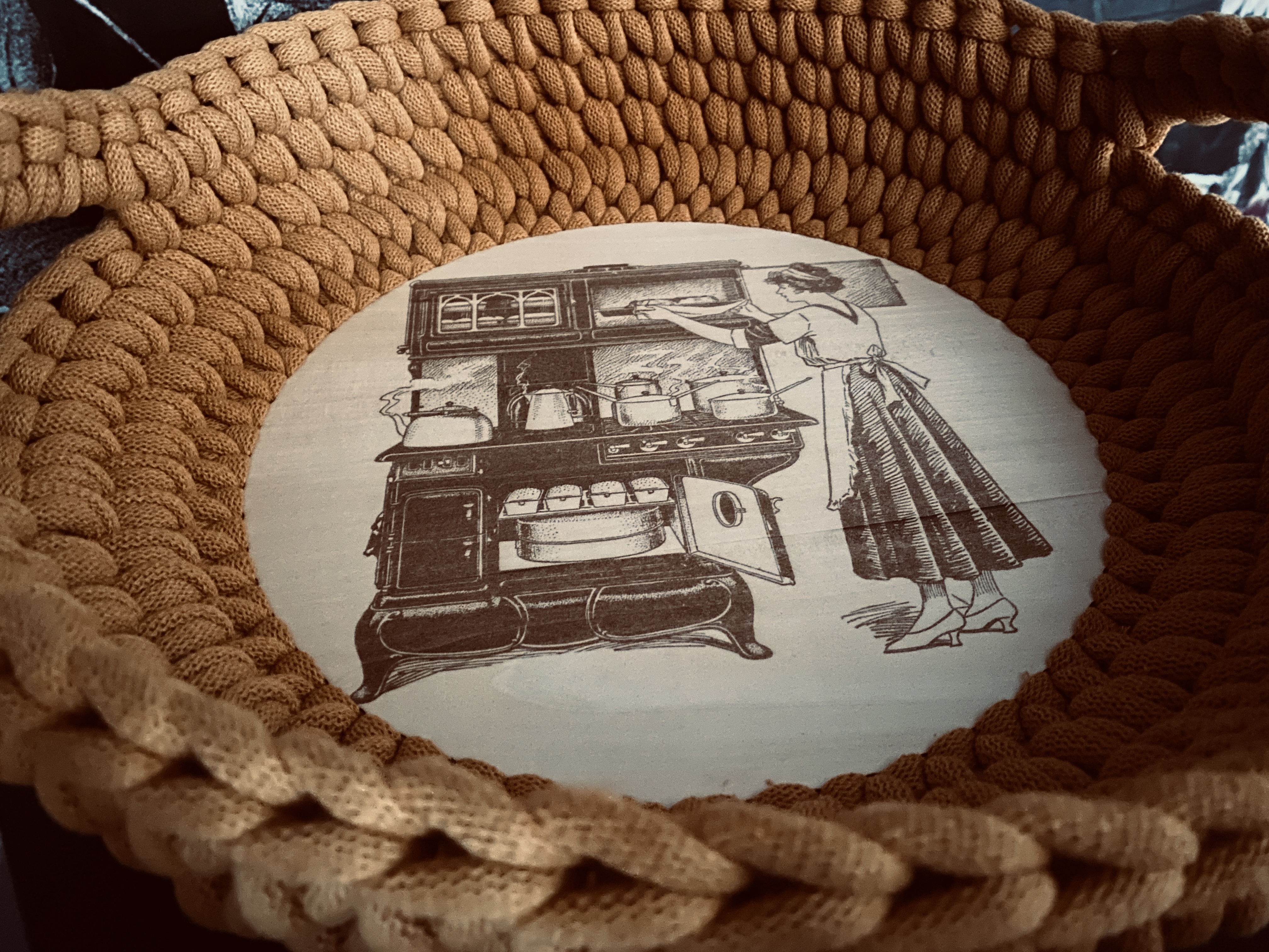 handgemachter Häkelkorb Brotkorb | nostalgisch, gelaserter Holzboden – Bild 1