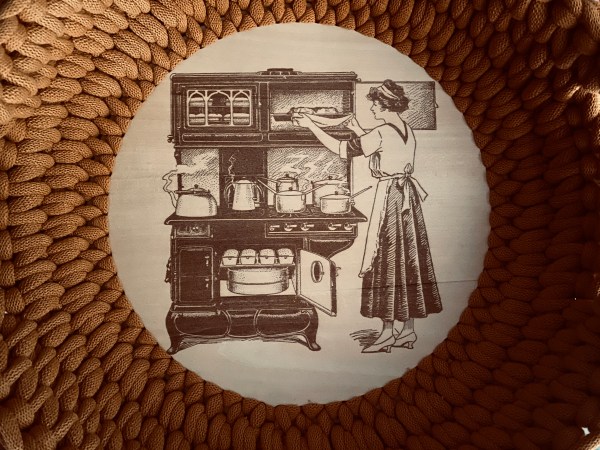 handgemachter Häkelkorb Brotkorb | nostalgisch, gelaserter Holzboden