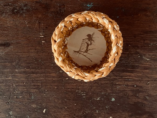 handgemachte Häkelkörbchen mit gelaserten Sperrholzböden | Herbstdeko in warmem Senfgelb