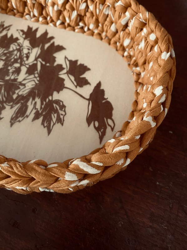 handgemachte Häkelkörbchen mit gelaserten Sperrholzböden | Herbstdeko in warmem Senfgelb