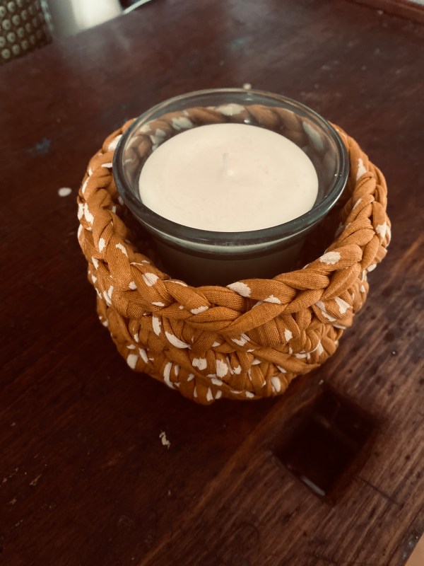 handgemachte Häkelkörbchen mit gelaserten Sperrholzböden | Herbstdeko in warmem Senfgelb