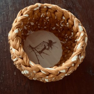 handgemachte Häkelkörbchen mit gelaserten Sperrholzböden | Herbstdeko in warmem Senfgelb – Bild 4