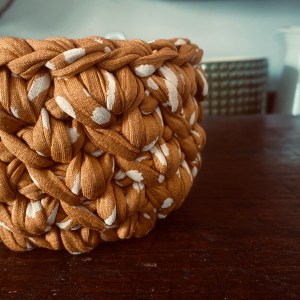 handgemachte Häkelkörbchen mit gelaserten Sperrholzböden | Herbstdeko in warmem Senfgelb – Bild 5