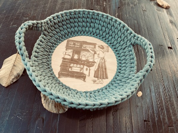 handgemachter Häkelkorb Brotkorb | nostalgisch, gelaserter Holzboden