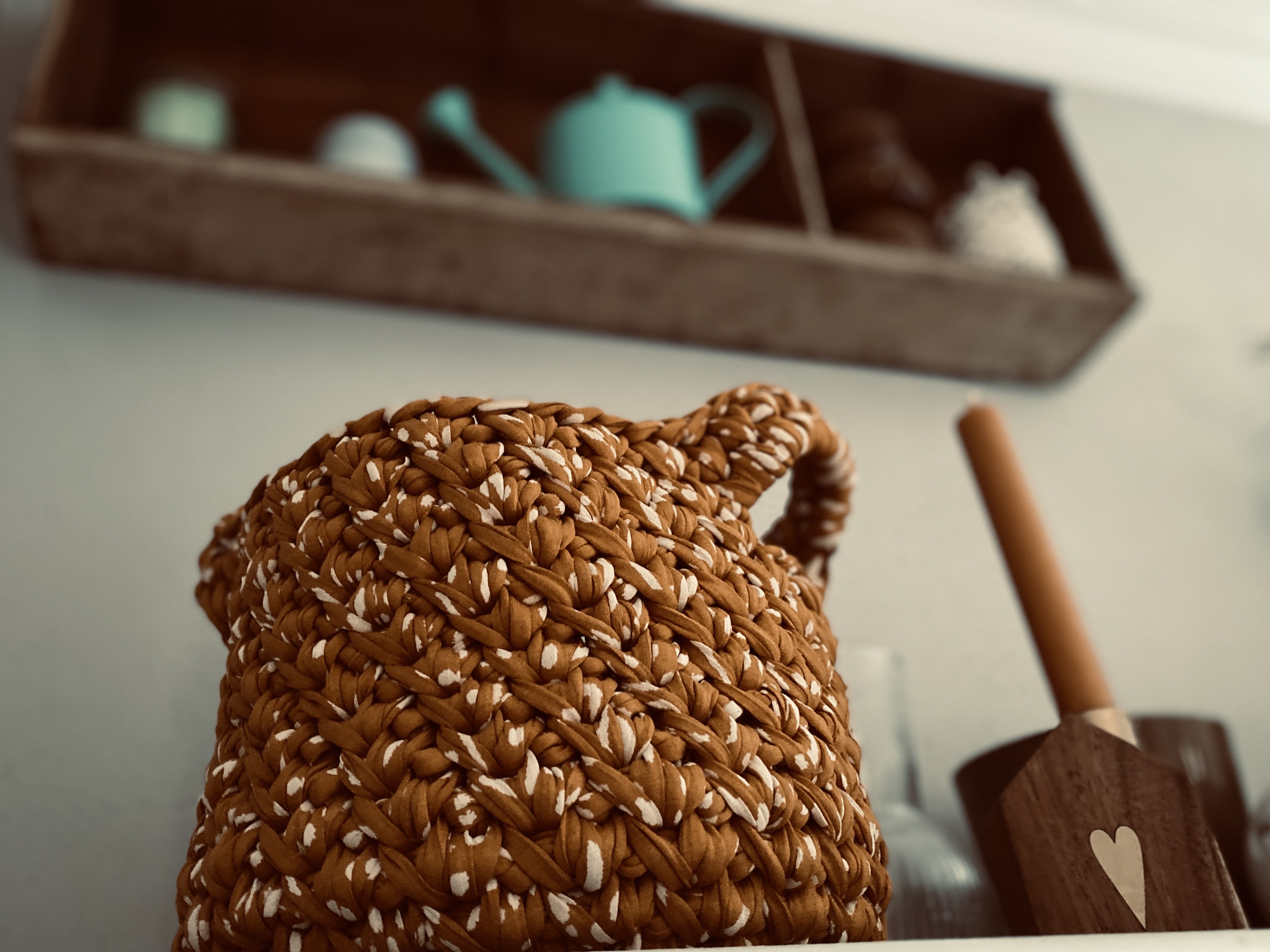 handgemachte Häkelkörbchen mit gelaserten Sperrholzböden | Herbstdeko in warmem Senfgelb – Bild 15