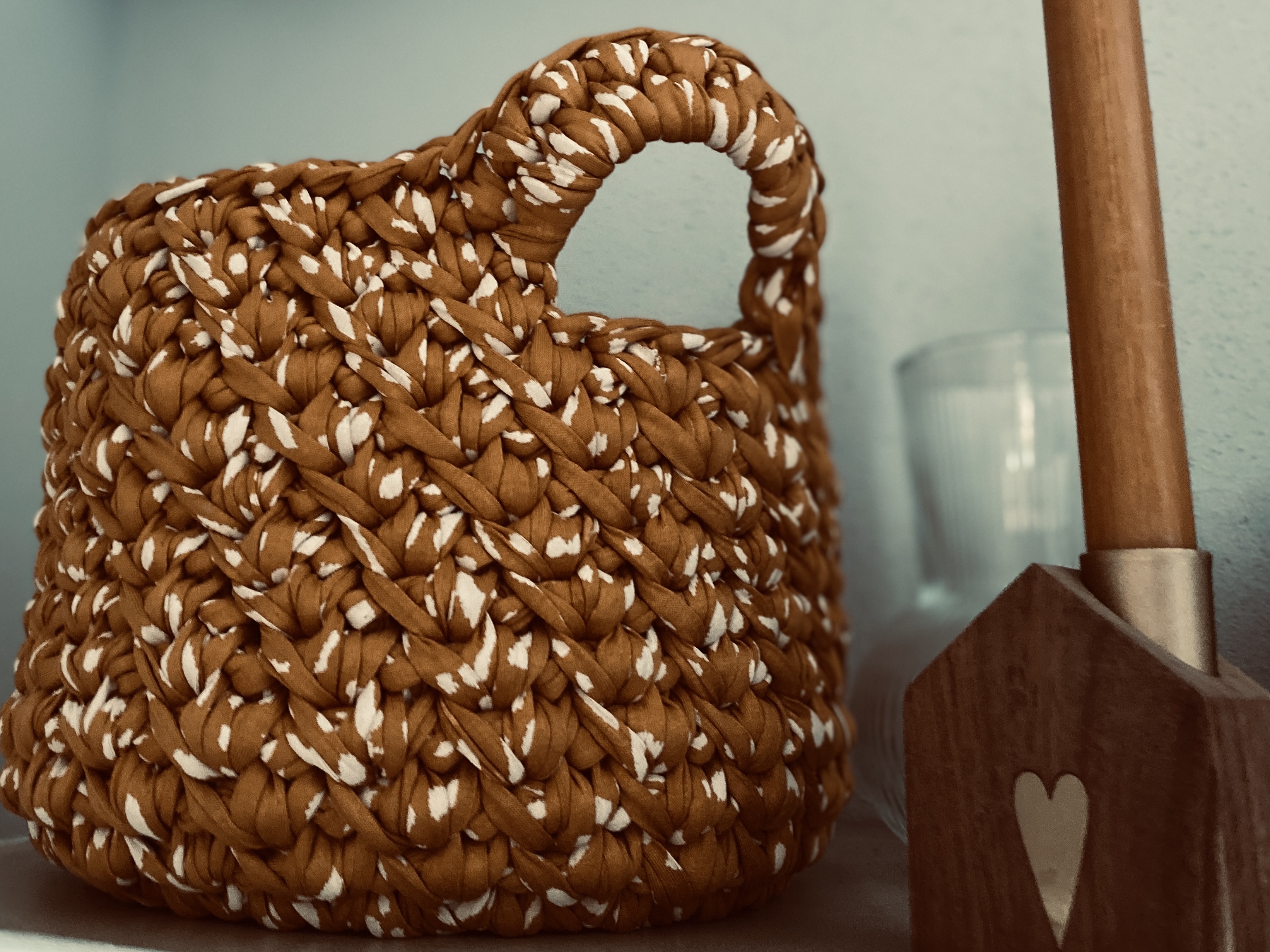 handgemachte Häkelkörbchen mit gelaserten Sperrholzböden | Herbstdeko in warmem Senfgelb – Bild 16