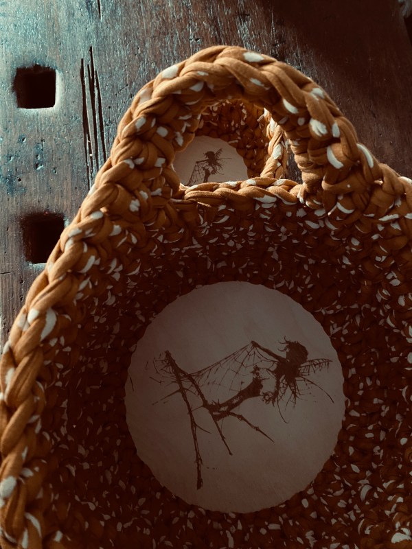 handgemachte Häkelkörbchen mit gelaserten Sperrholzböden | Herbstdeko in warmem Senfgelb