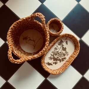 handgemachte Häkelkörbchen mit gelaserten Sperrholzböden | Herbstdeko in warmem Senfgelb