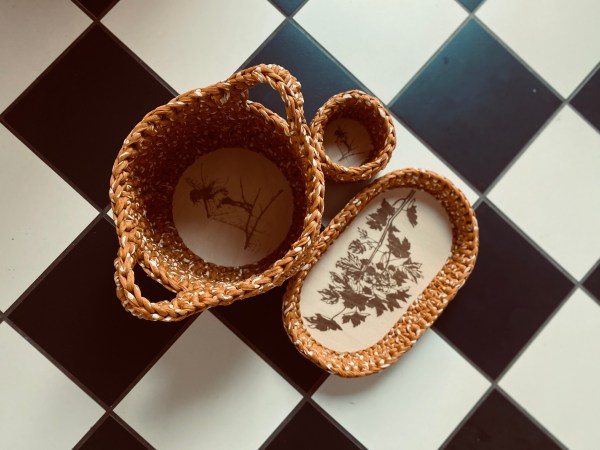 handgemachte Häkelkörbchen mit gelaserten Sperrholzböden | Herbstdeko in warmem Senfgelb