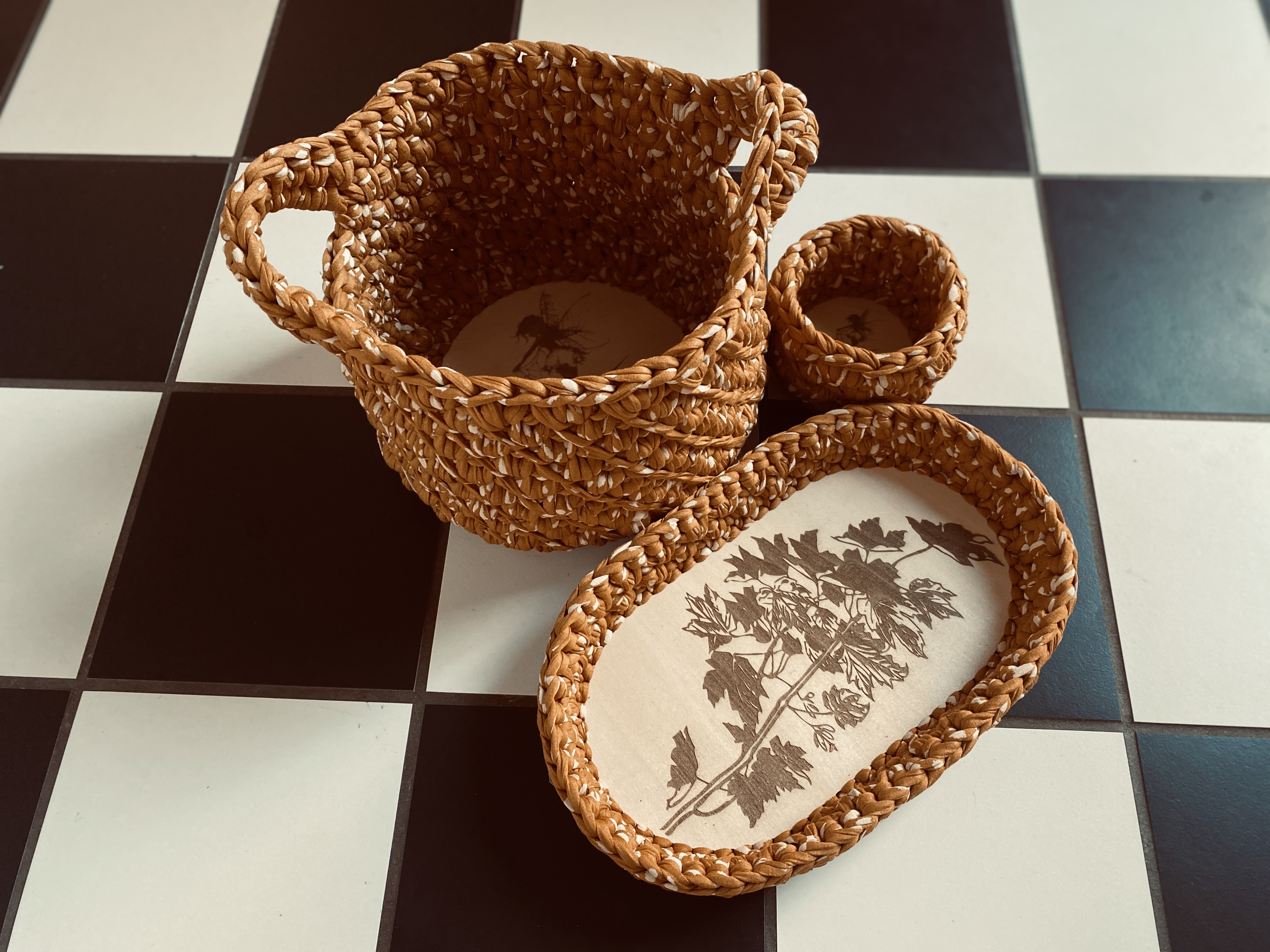 handgemachte Häkelkörbchen mit gelaserten Sperrholzböden | Herbstdeko in warmem Senfgelb – Bild 20