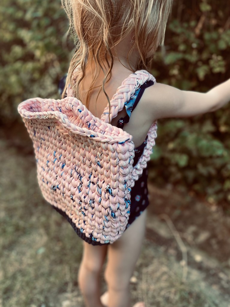 handgehäkelter Kinderrucksack | inspiriert vom Look einer beliebten blauen Zeichentrickfigur