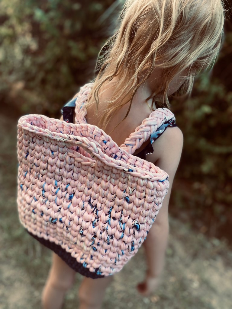 handgehäkelter Kinderrucksack | inspiriert vom Look einer beliebten blauen Zeichentrickfigur