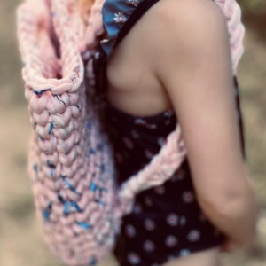 handgehäkelter Kinderrucksack | inspiriert vom Look einer beliebten blauen Zeichentrickfigur – Bild 5