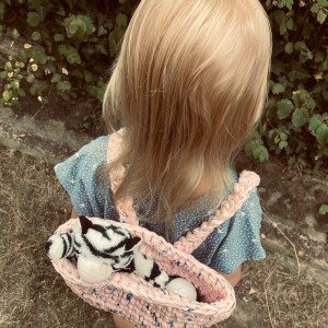 handgehäkelter Kinderrucksack | inspiriert vom Look einer beliebten blauen Zeichentrickfigur – Bild 6