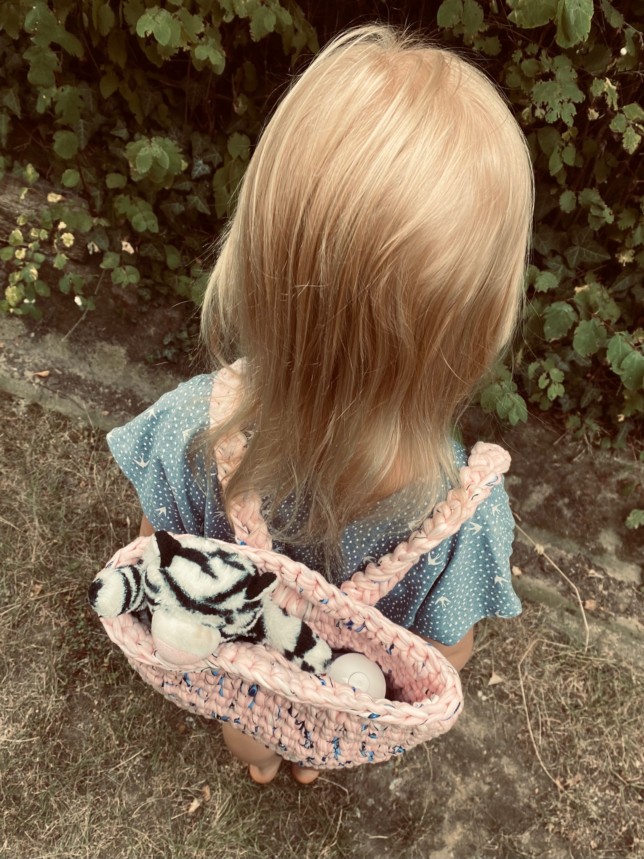 handgehäkelter Kinderrucksack | inspiriert vom Look einer beliebten blauen Zeichentrickfigur – Bild 6