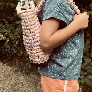 handgehäkelter Kinderrucksack | inspiriert vom Look einer beliebten blauen Zeichentrickfigur – Bild 7