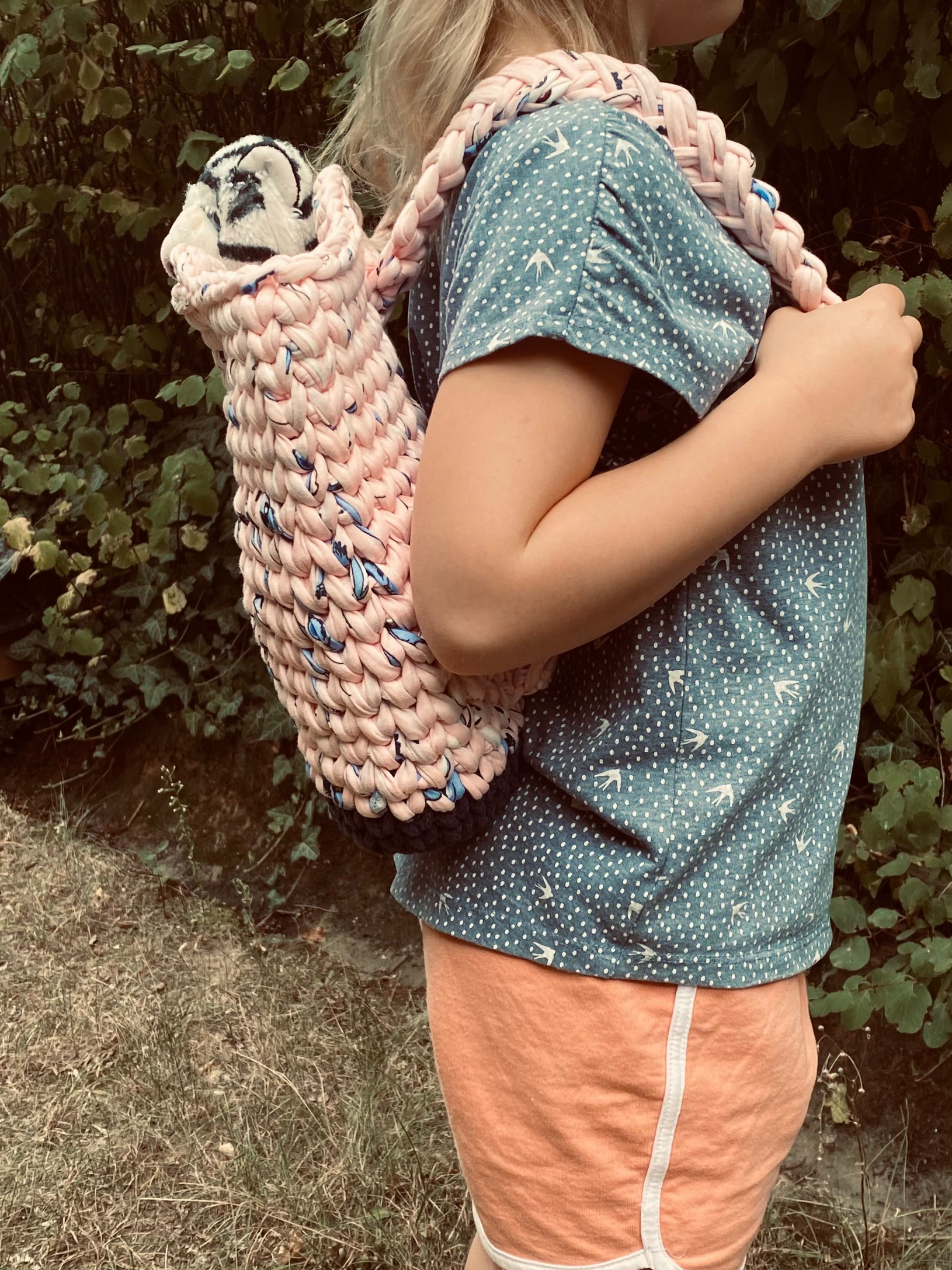 handgehäkelter Kinderrucksack | inspiriert vom Look einer beliebten blauen Zeichentrickfigur – Bild 7