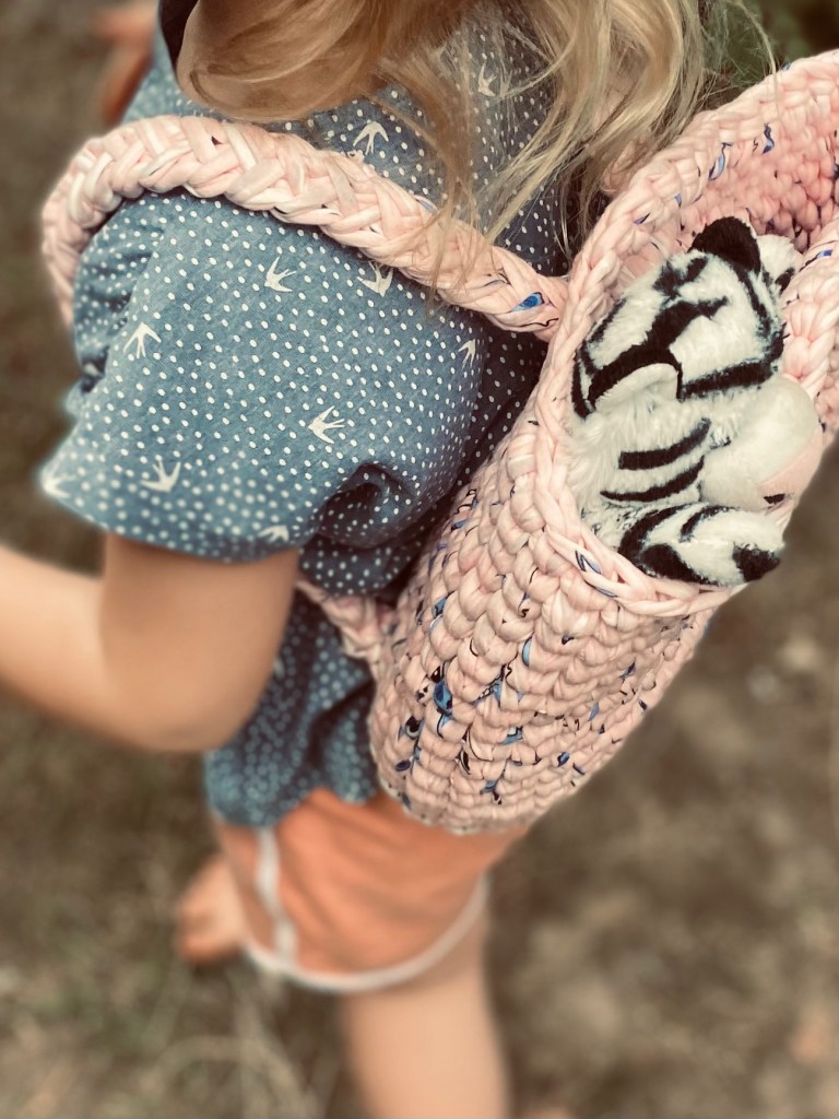 handgehäkelter Kinderrucksack | inspiriert vom Look einer beliebten blauen Zeichentrickfigur