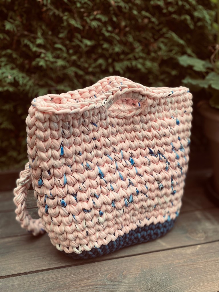 handgehäkelter Kinderrucksack | inspiriert vom Look einer beliebten blauen Zeichentrickfigur