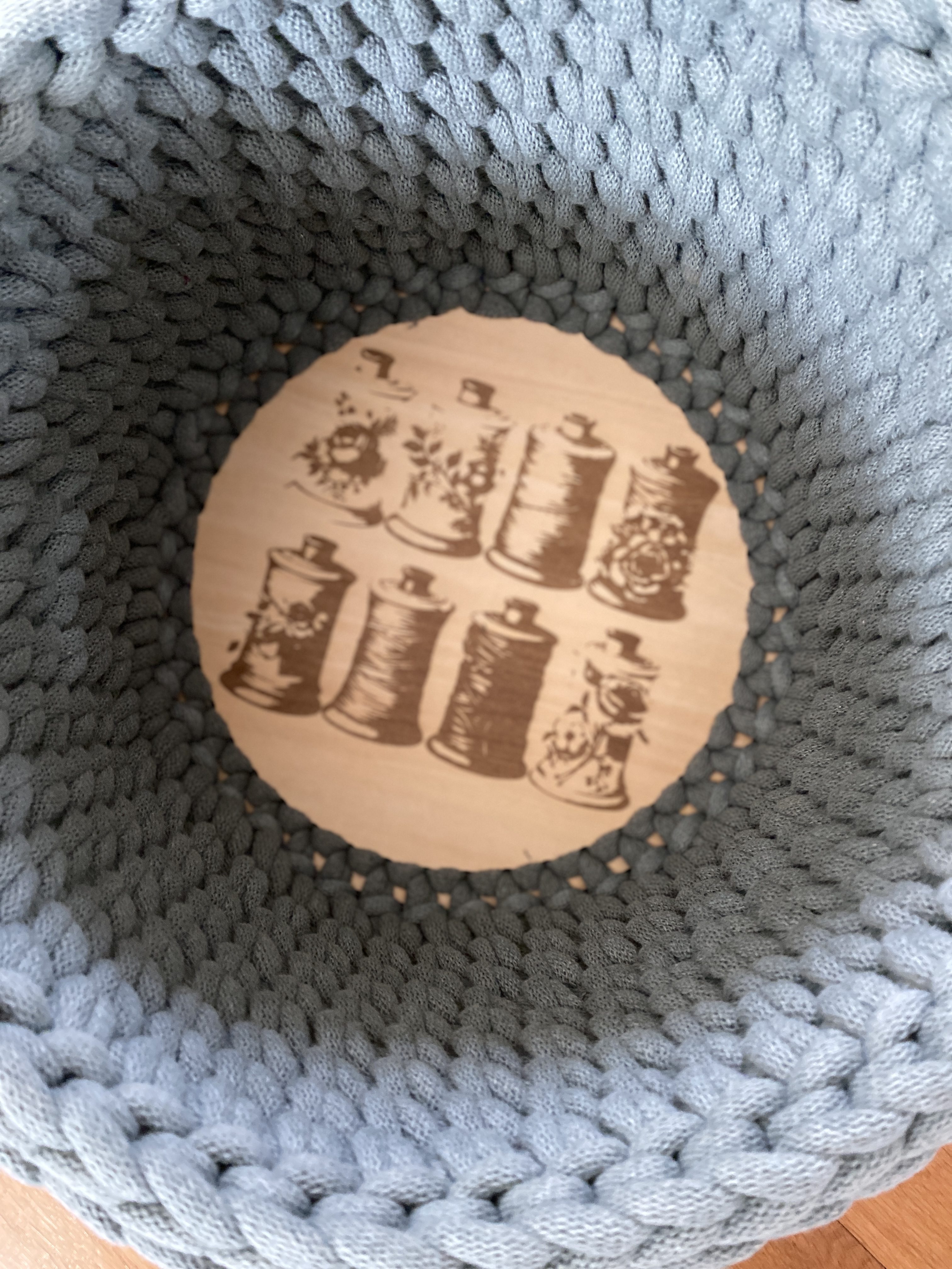 handgehäkelter Korb aus Bobbiny Flechtkordel | mit gelasertem Kreativmotiv – Bild 3