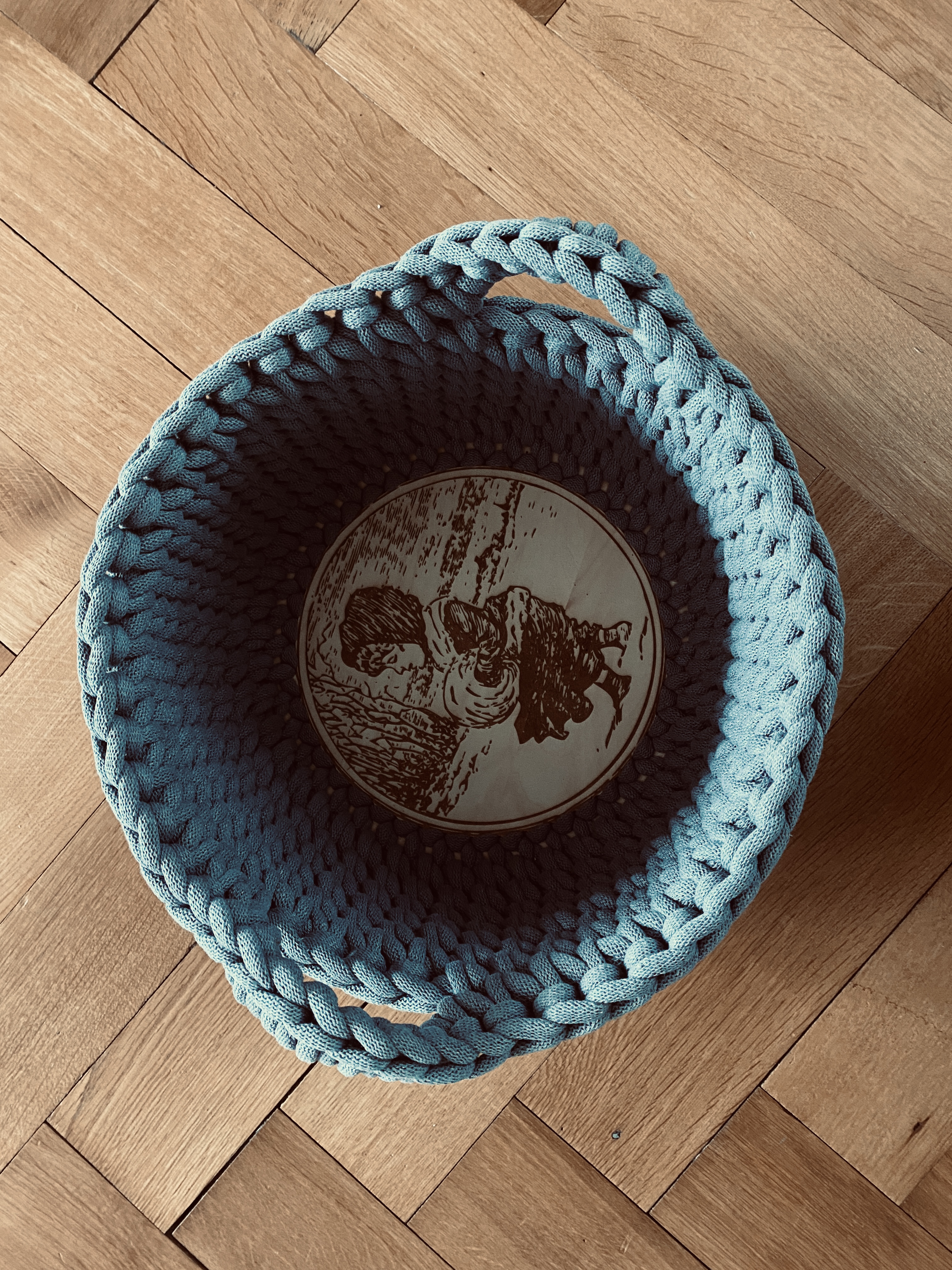 handgehäkelter Winterkorb aus Bobbiny Flechtkordel | mit gelasertem Wintermotiv – Bild 2