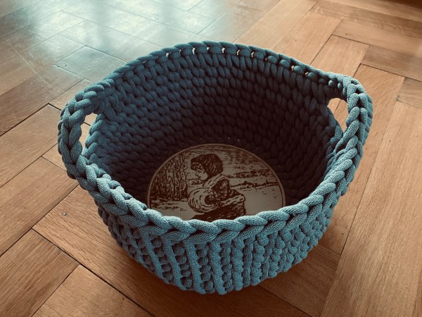 handgehäkelter Winterkorb aus Bobbiny Flechtkordel | mit gelasertem Wintermotiv