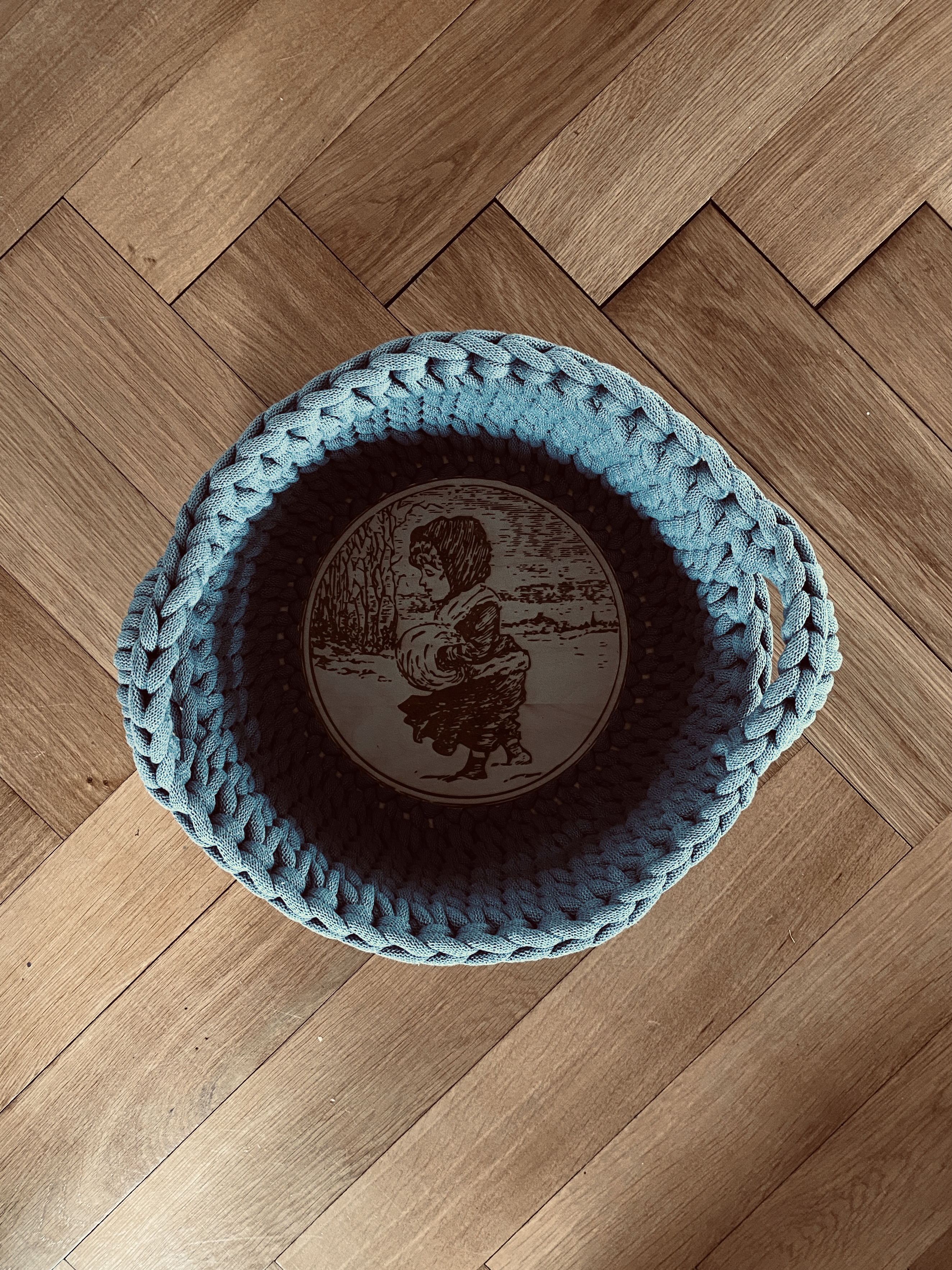 handgehäkelter Winterkorb aus Bobbiny Flechtkordel | mit gelasertem Wintermotiv – Bild 1