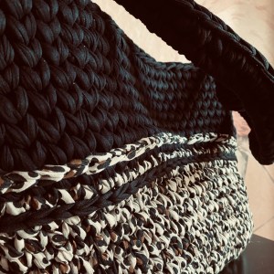 handgehäkelte XXL-Handtasche | Shopper im Leo-Look – Bild 3