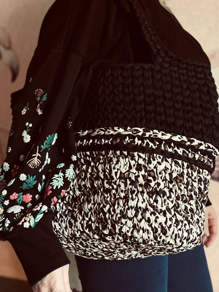 handgehäkelte XXL-Handtasche | Shopper im Leo-Look